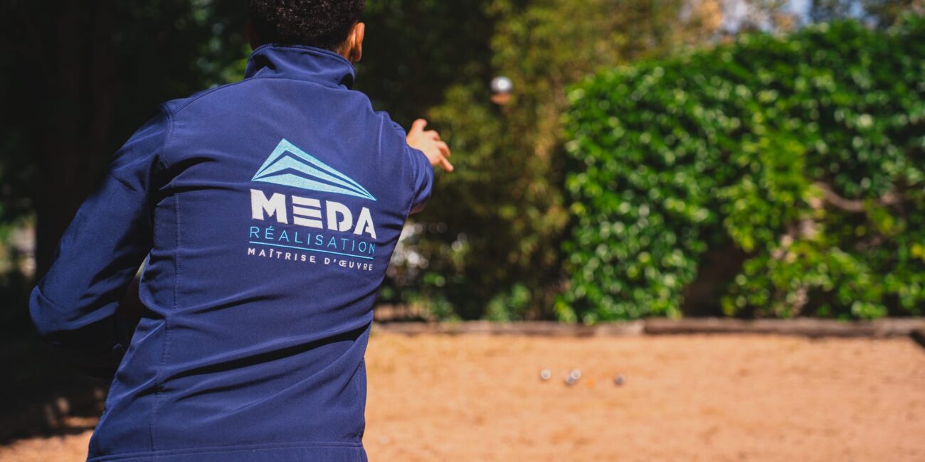 Moment de convivialité et cohésion d’équipe lors d’un après-midi pétanque chez Meda Réalisation.