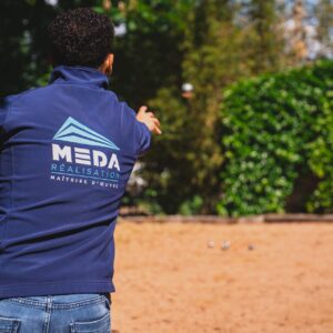 Moment de convivialité et cohésion d’équipe lors d’un après-midi pétanque chez Meda Réalisation.
