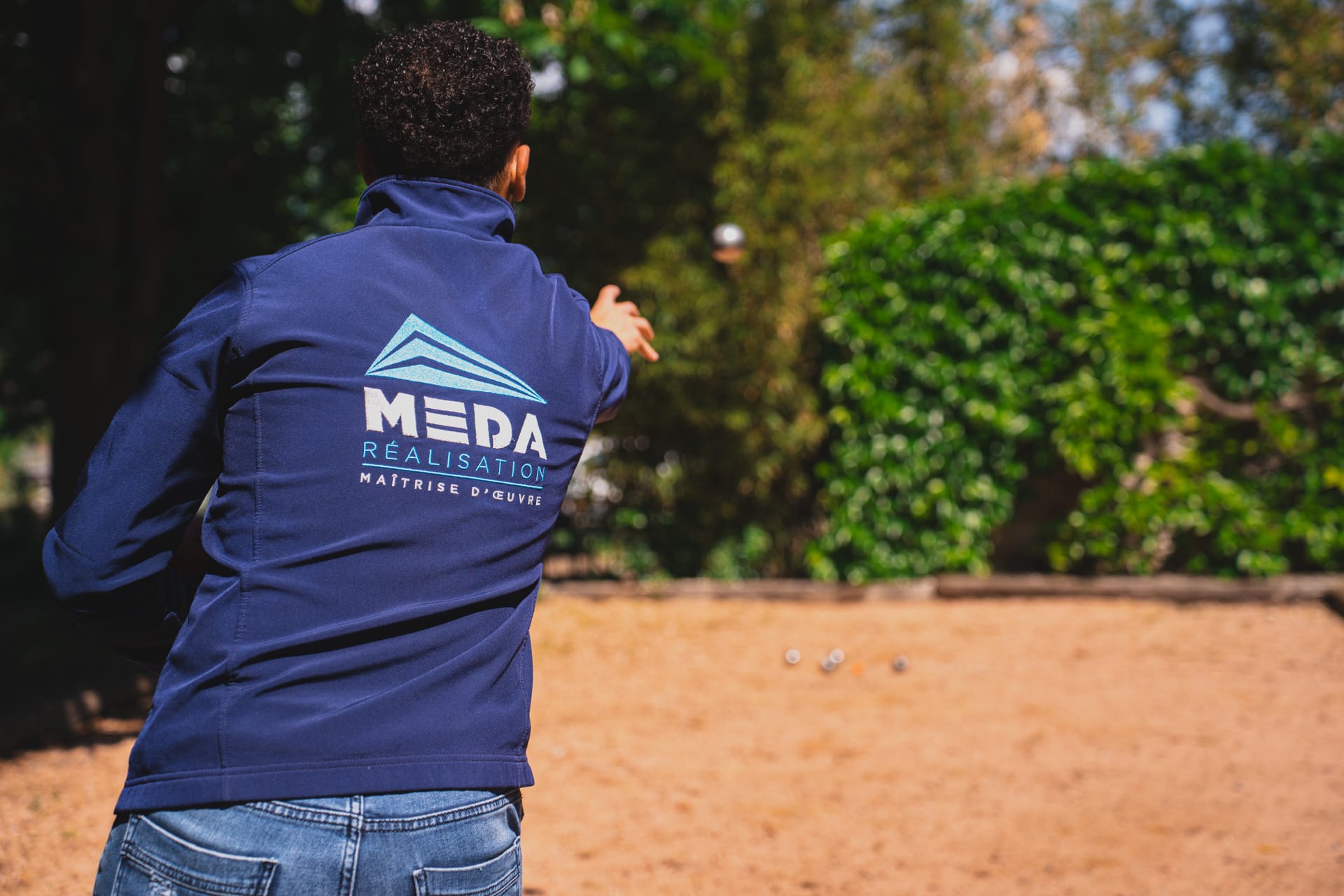 Moment de convivialité et cohésion d’équipe lors d’un après-midi pétanque chez Meda Réalisation.